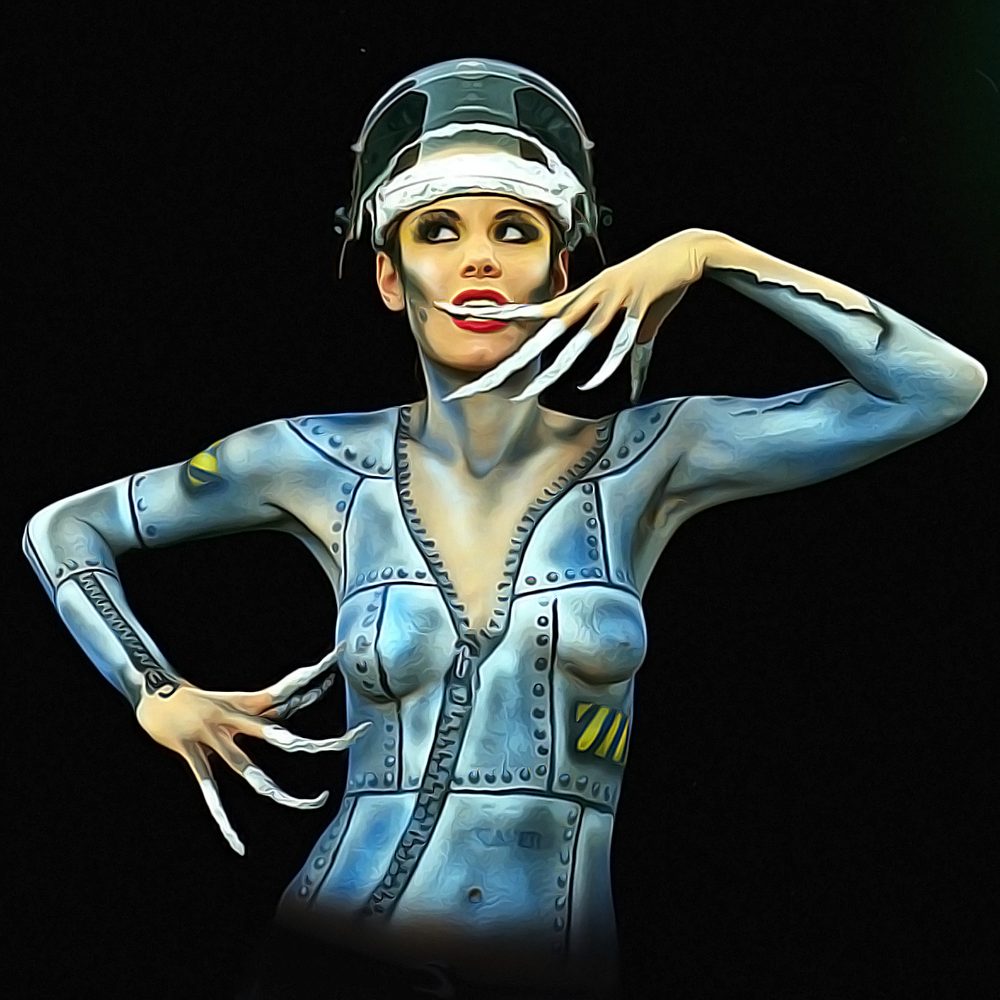 Bodypainting in metallischem Cyber-Stil