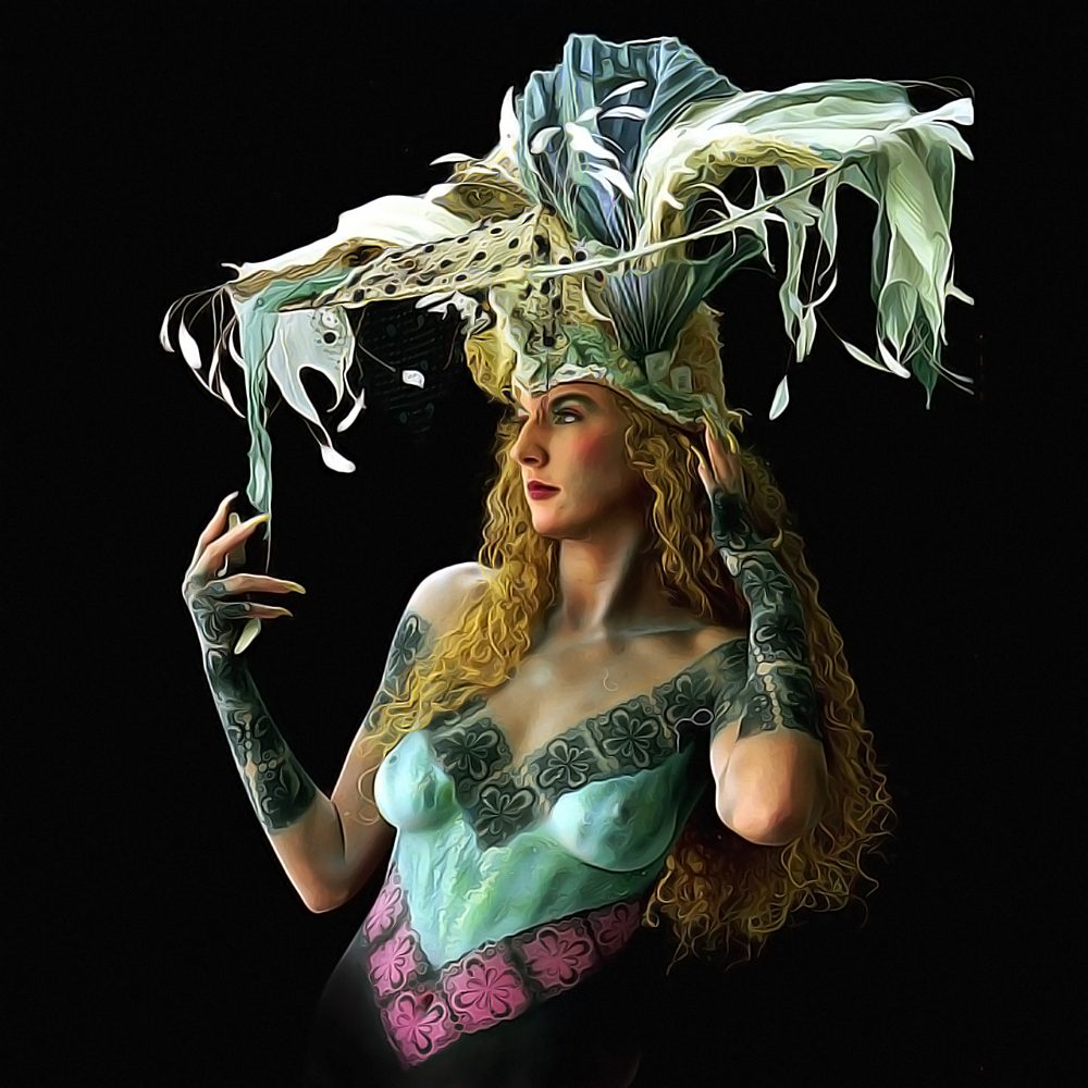 Bodypainting mit floralem Muster und Kopfschmuck